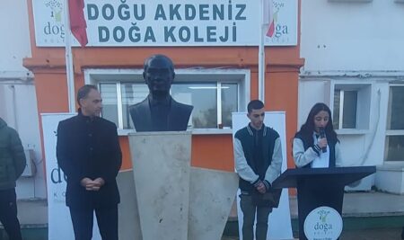 Doğu Akdeniz Doğa Kolejinde Kurucu Cumhurbaşkanı Rauf Raif Denktaş’ın 13. ölüm yıldönümü saygı duruşu ve İstiklal Marşı’nın ardından günün anlam ve önemiyle ilgili konuşma yapılarak saygı ve özlemle anıldı