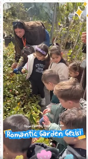 Romantic Garden’da Çiçekleri İnceleyerek Öğrendik