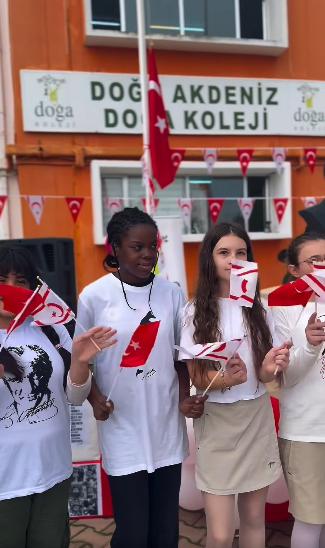 Doğu Akdeniz Doğa Koleji, 29 Ekim Cumhuriyet Bayramı’nı büyük bir coşku, gurur ve heyecanla kutladı. Cumhuriyetimizin anlam ve öneminin bir kez daha vurgulandığı törende öğrenciler, hazırladıkları gösterilerle izleyenlere unutulmaz anlar yaşattı.
